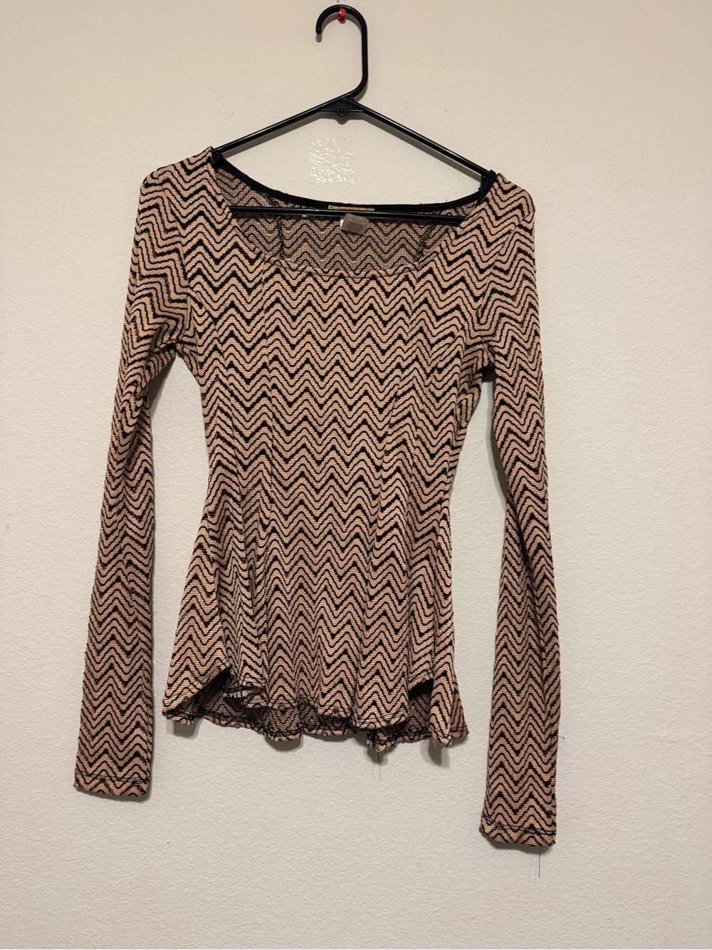 Finesse Black & Tan Zigzag Long-Sleeve Scoop Neck Top
